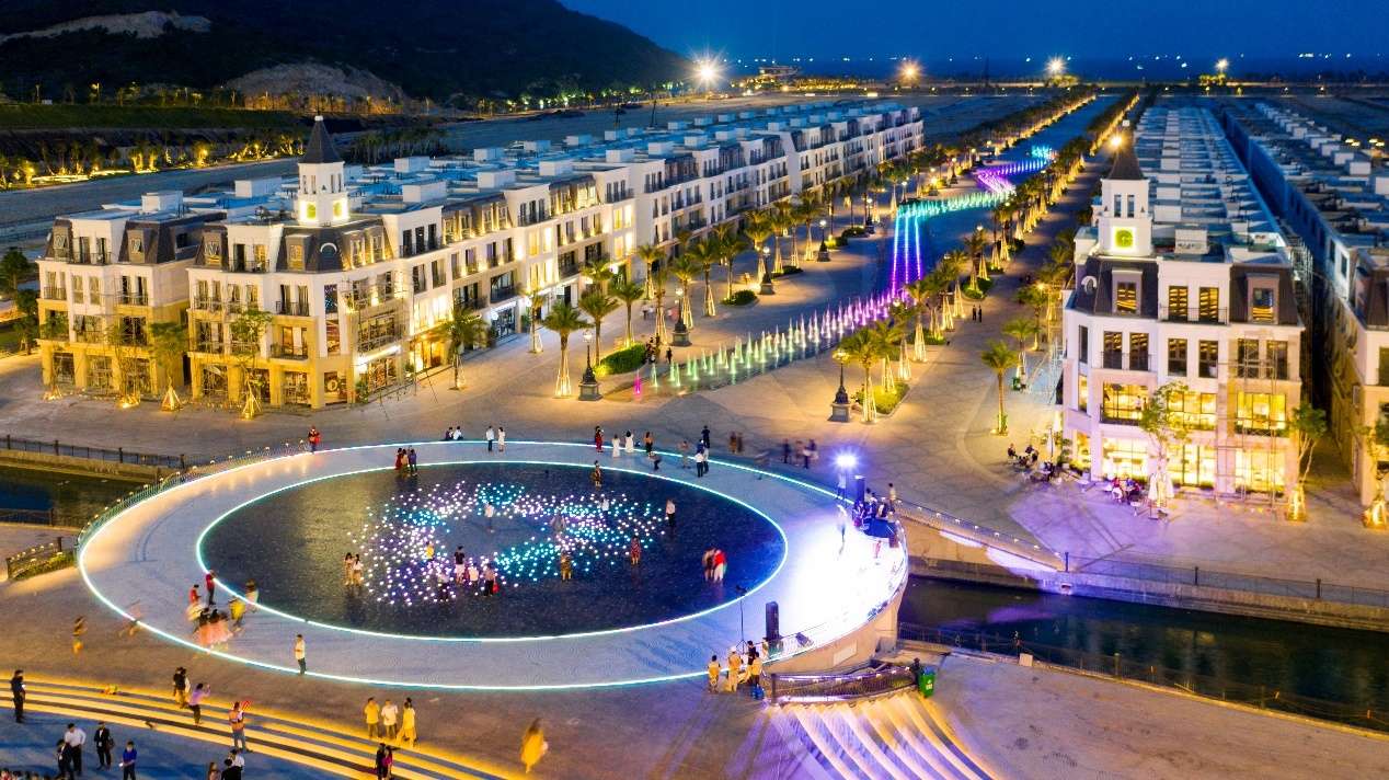 Việt Nam có thêm tổ hợp cầu Y.O.U lấp lánh khiến du khách mê mẩn